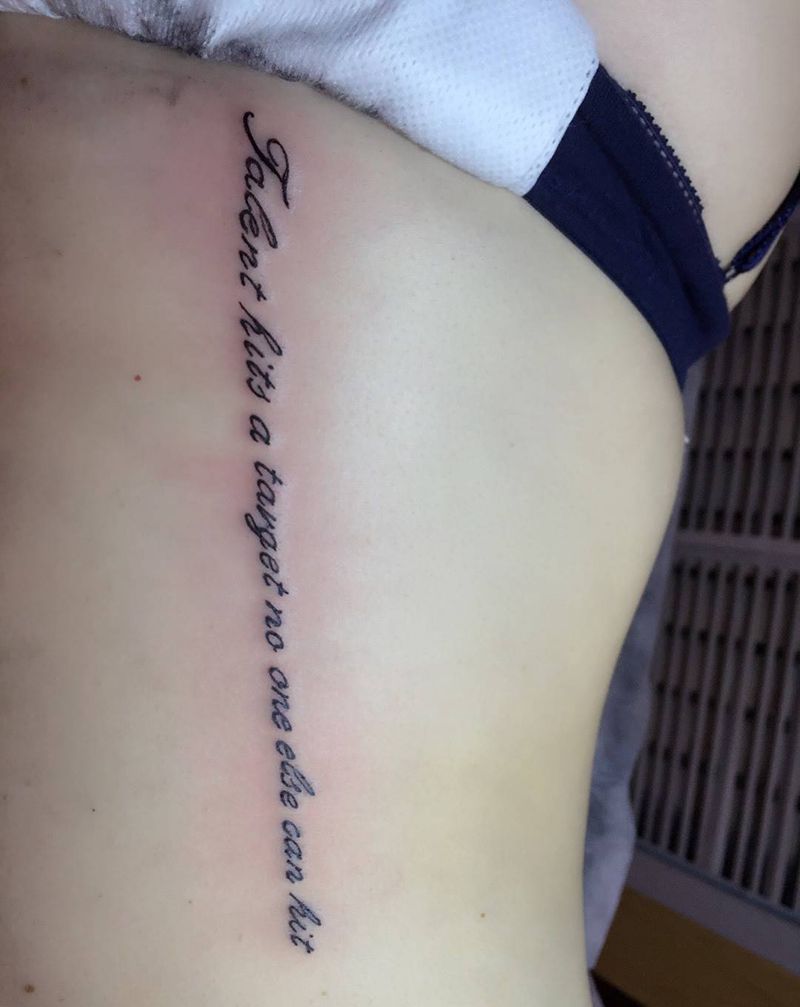 侧腰肋骨英文纹身图片_成品腹部腰部欧美清新字符原创纹身图案