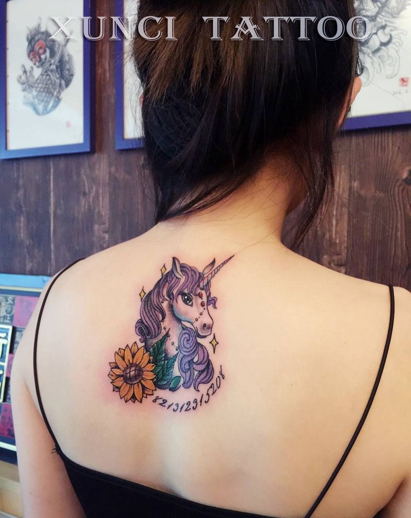 独角兽纹身图片_成品背部颈部欧美清新动物静物字符写实肩部纹身图案
