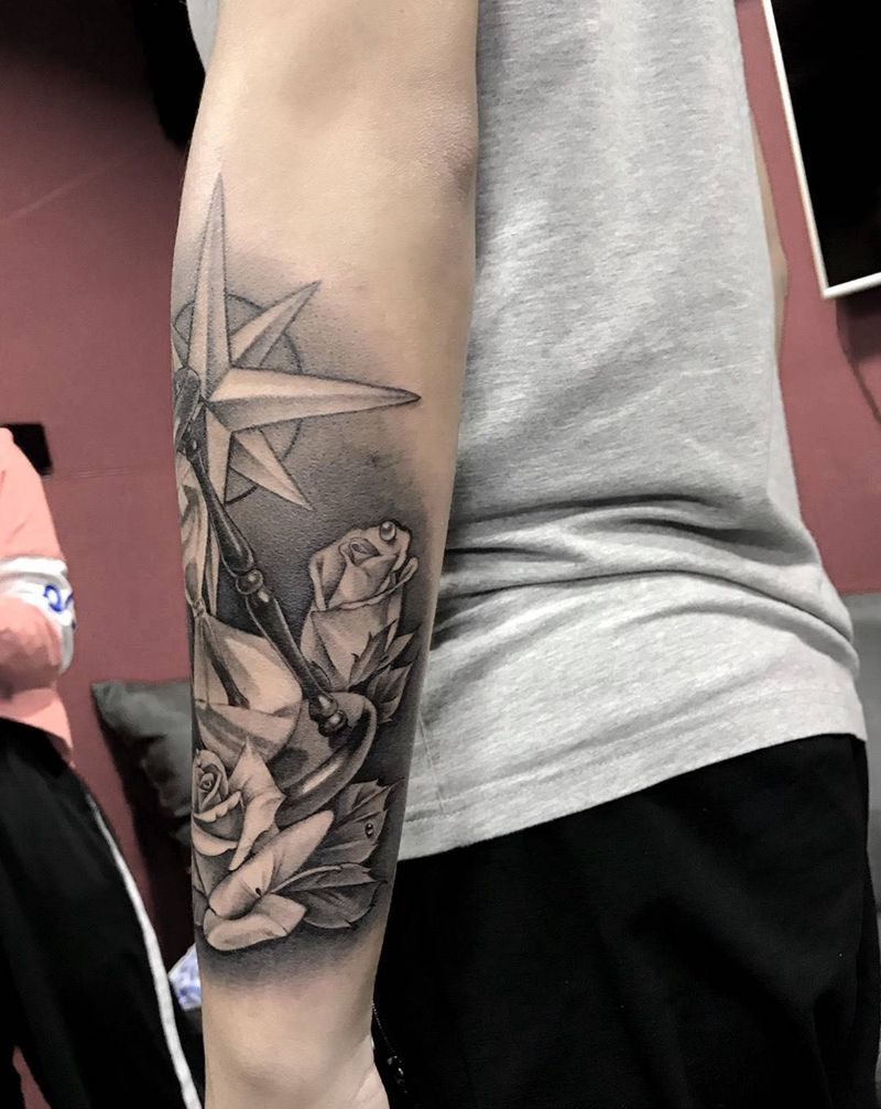 沙漏与指南针纹身图片_手臂欧美写实纹身图案