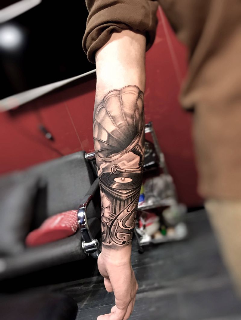 唱片机纹身图片_手臂欧美写实纹身图案