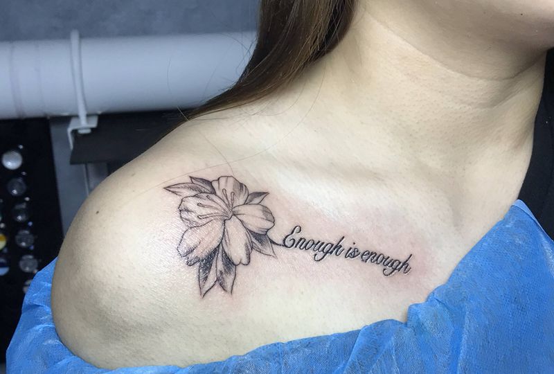 肩部花，字母纹身图片_肩部胸部纹身图案