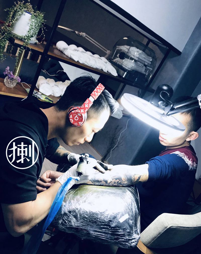 花臂上色纹身图片_手臂新传统纹身图案