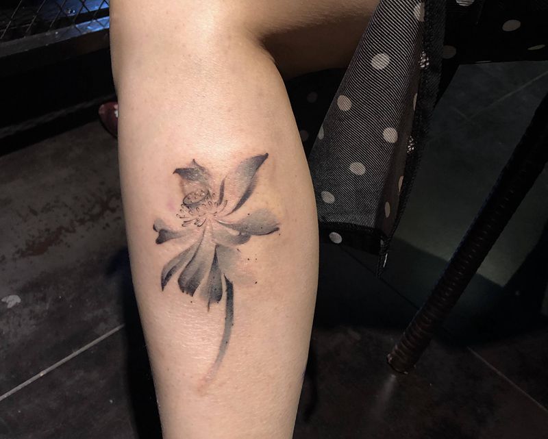 水墨小花花纹身图片_手臂腿部水彩水墨花荷花纹身图案