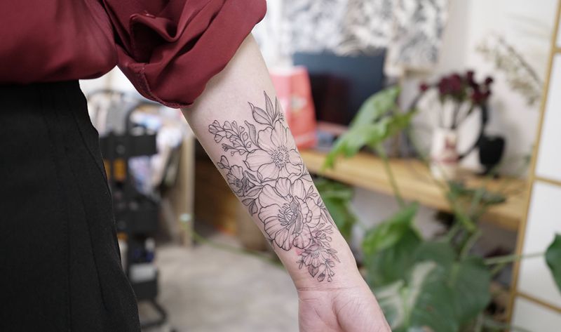 花儿遮盖纹身图片_手臂肩部点刺几何纹身图案