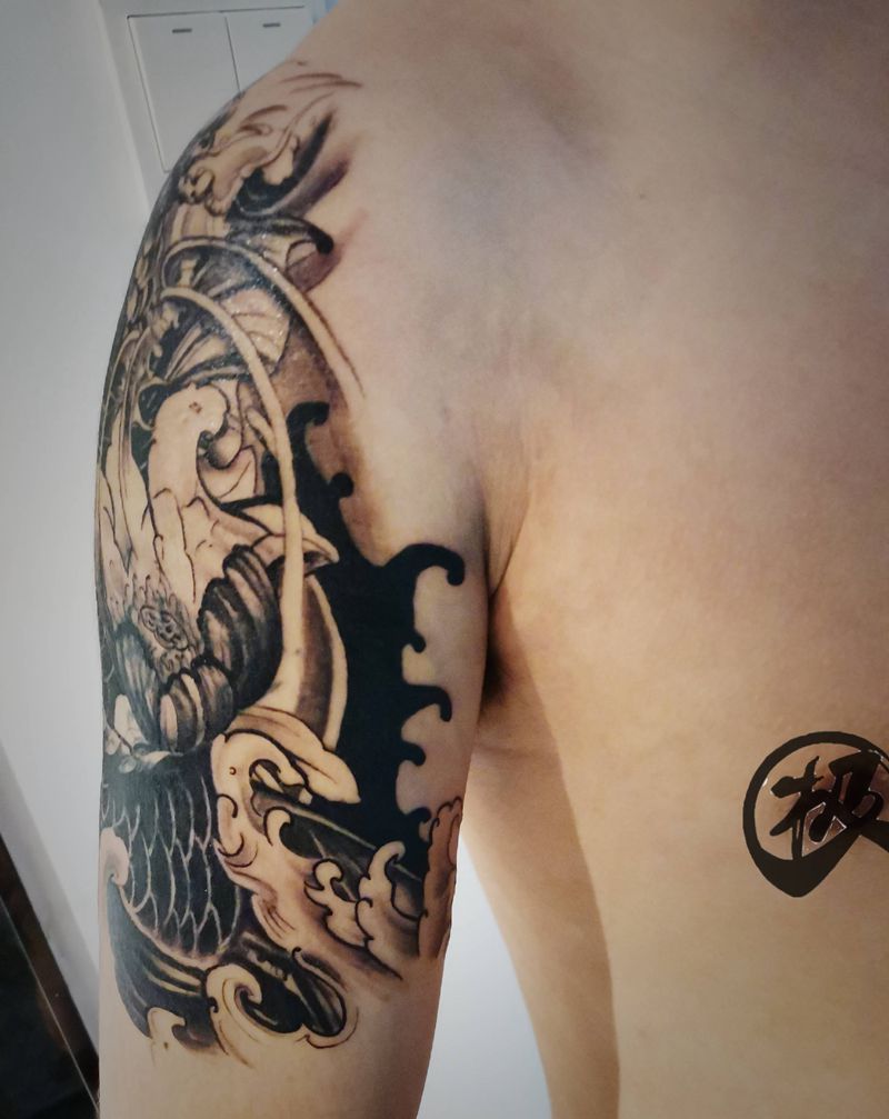 鲤鱼纹身图片_肩部老传统纹身图案