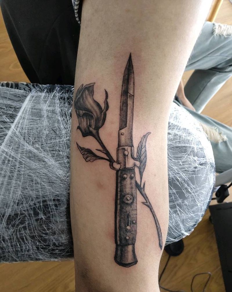 刀与玫瑰纹身图片_手臂欧美写实纹身图案