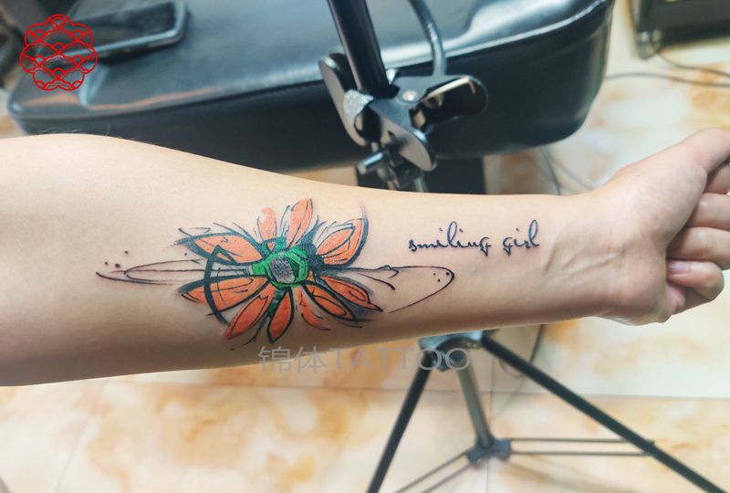 爱笑的女孩纹身图片_水彩纹身图案