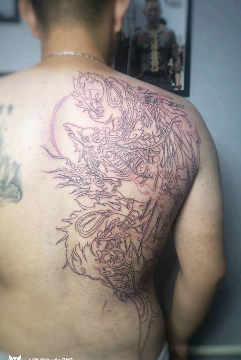 半背凤凰线条纹身图片_背部新传统凤凰纹身图案