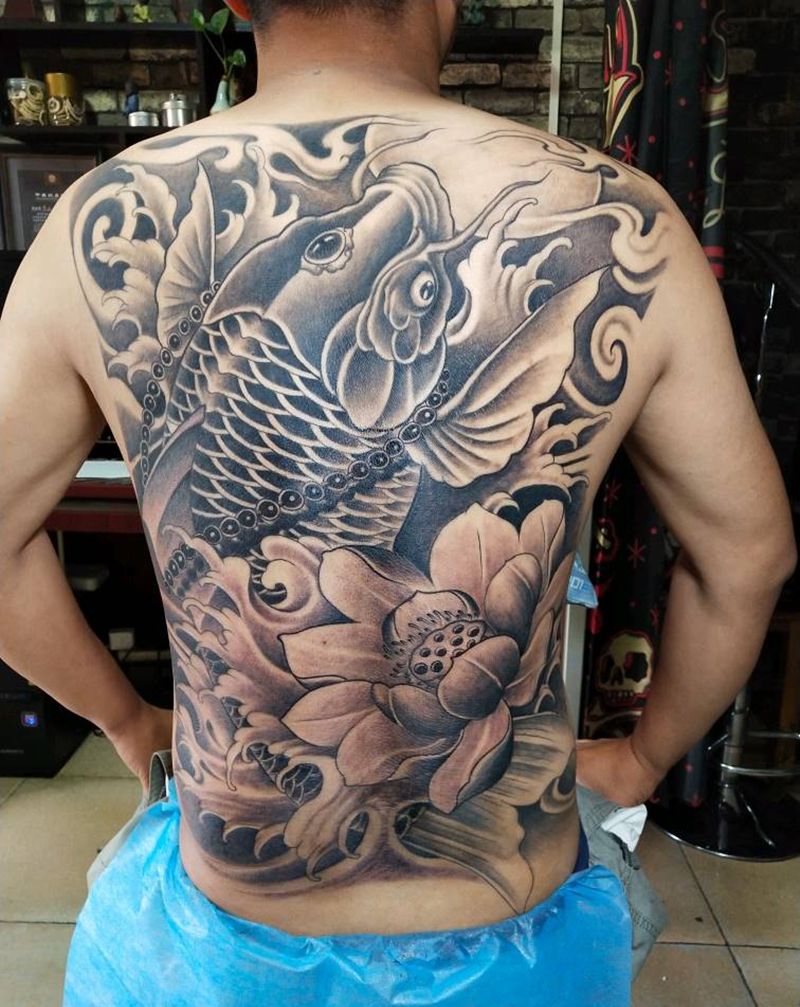 鲤鱼纹身图片_背部纹身图案