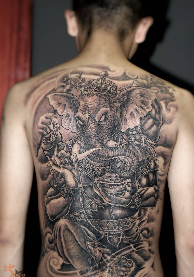 满背象神纹身图片