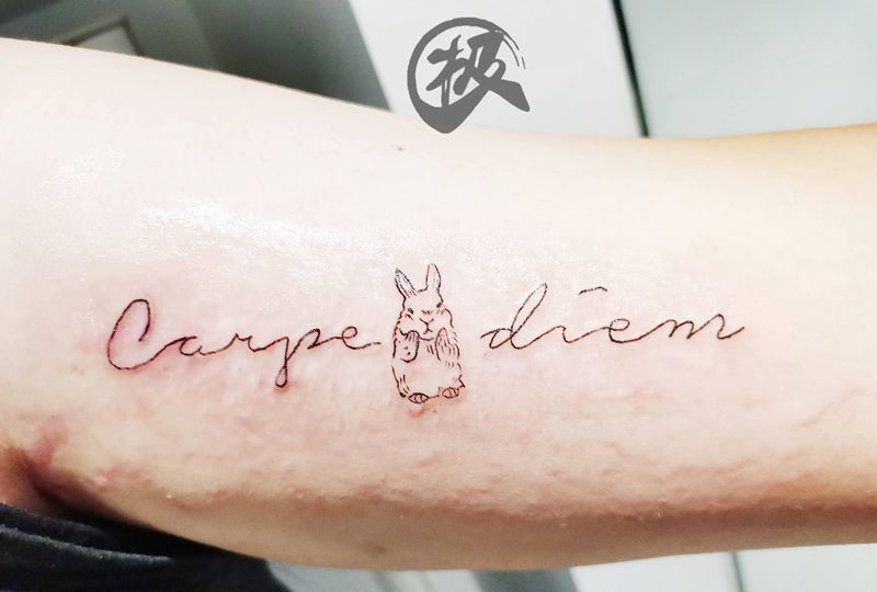 活在当下纹身图片_手臂New School纹身图案