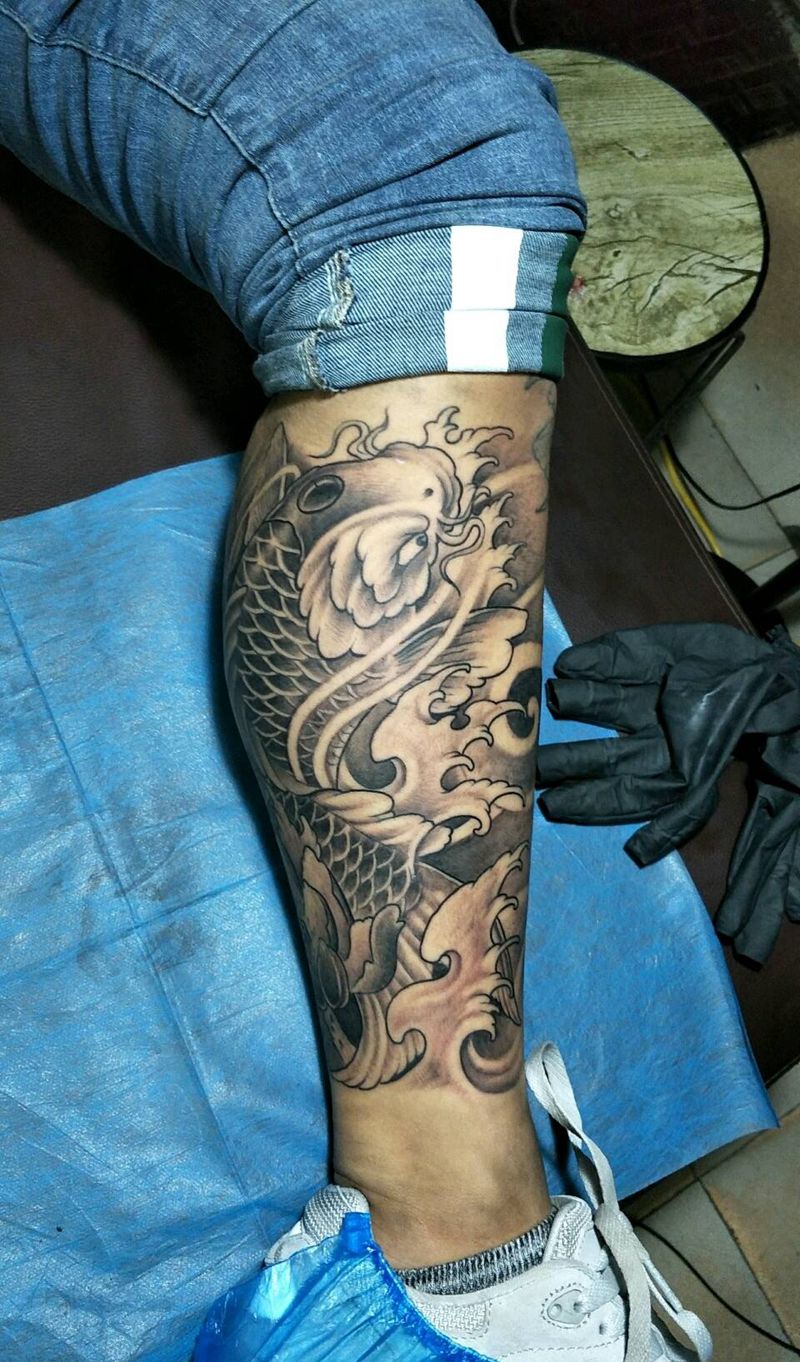 小腿鲤鱼纹身图片