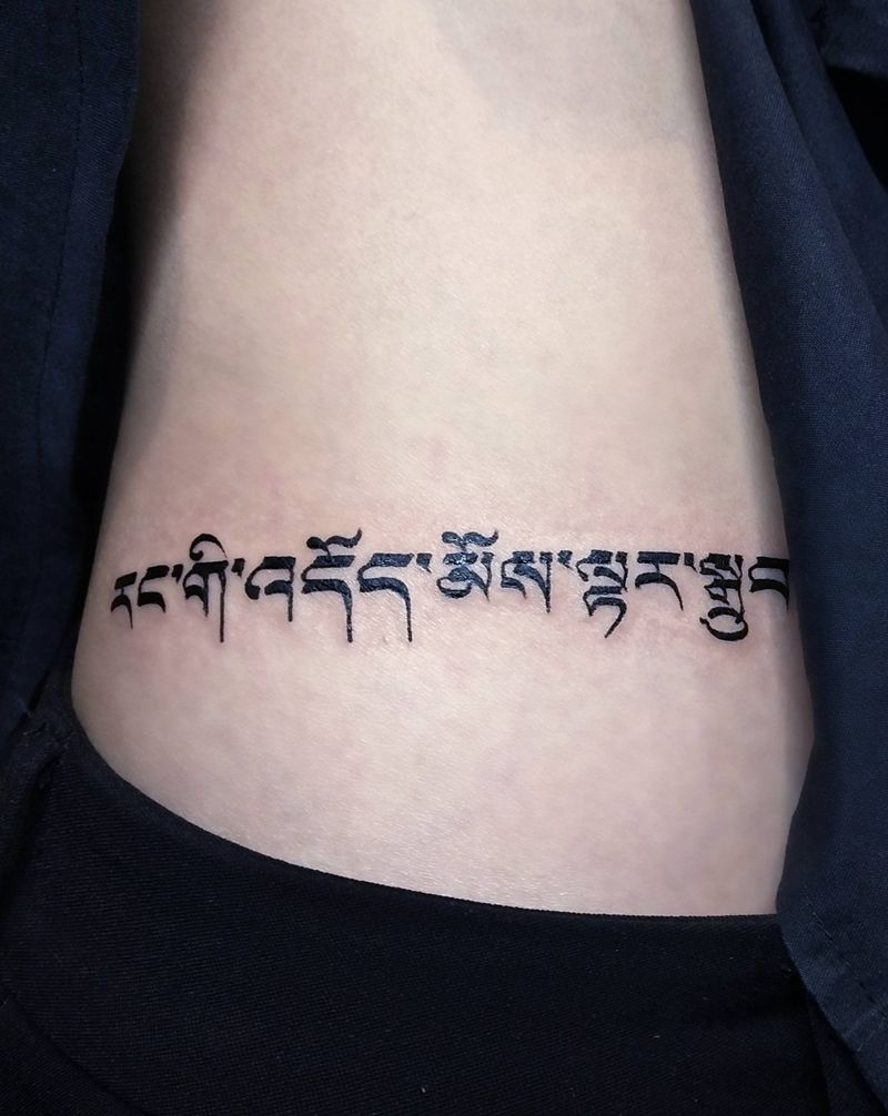 藏文纹身图片_腰部花体字图腾纹身图案