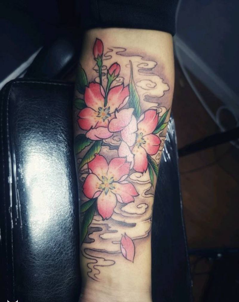 彩色桃花纹身图片_手臂新传统桃花纹身图案