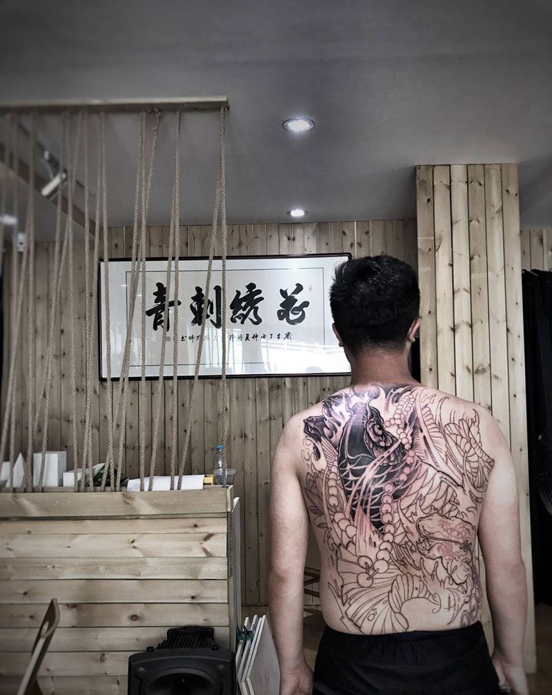 满背鱼未完纹身图片