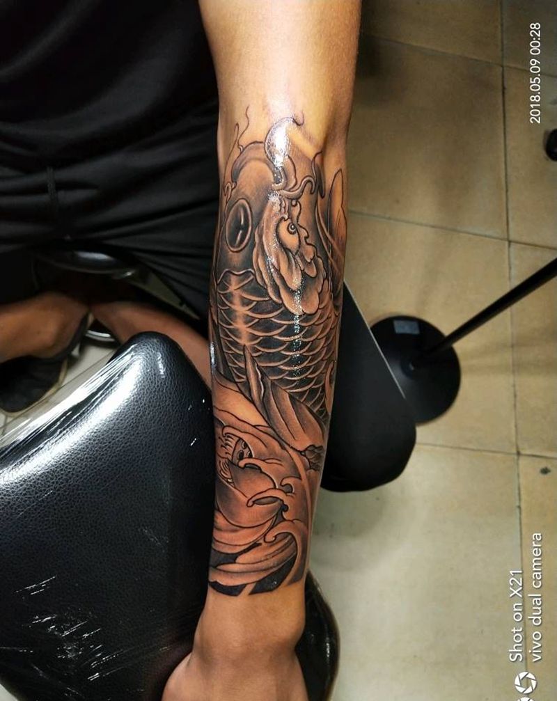 小臂鲤鱼纹身图片