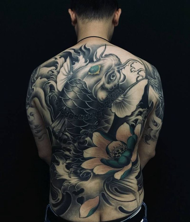 大鲤子纹身图片_背部肩部新传统水墨纹身图案