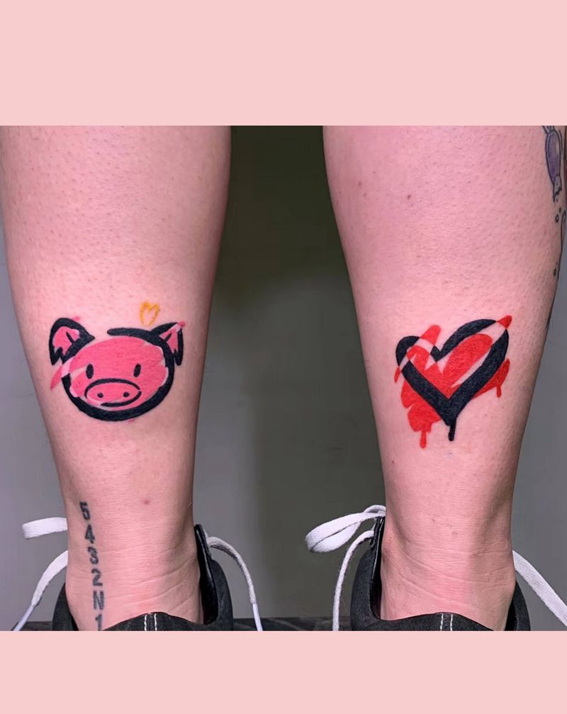 涂鸦心和猪猪纹身图片_腿部Old School水彩卡通猪心纹身图案