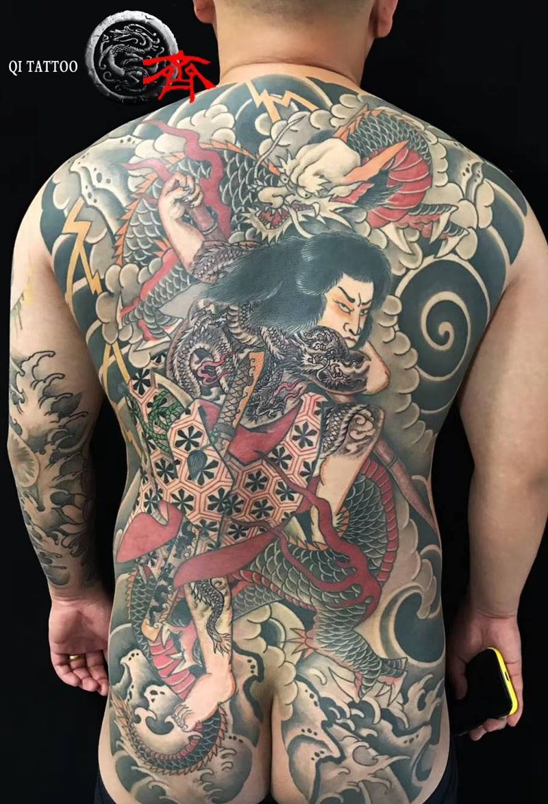 九纹龙纹身图片_背部新传统纹身图案