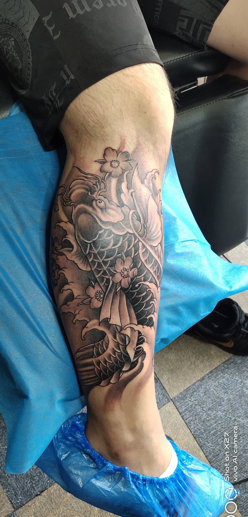 小腿鲤鱼纹身图片_腿部新传统纹身图案