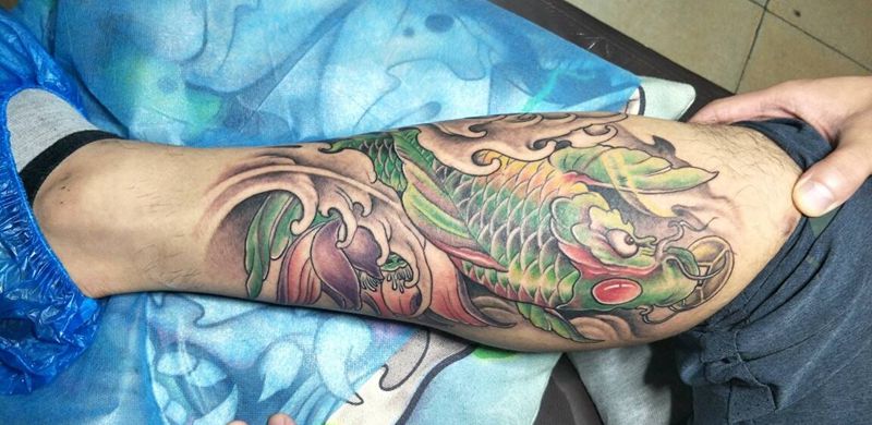 小腿鲤鱼纹身图片