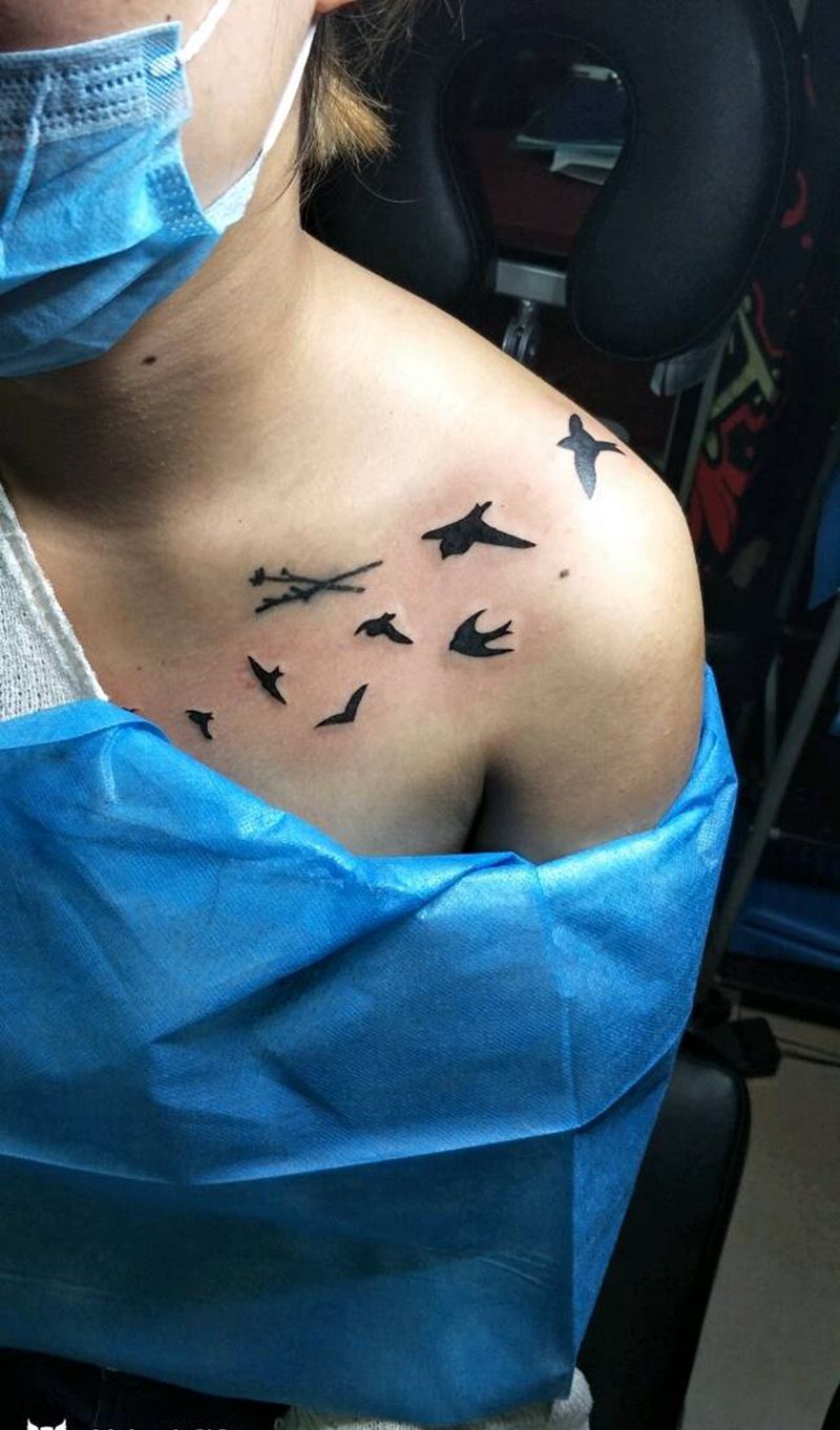 小树叉改成花添加小燕子纹身图片