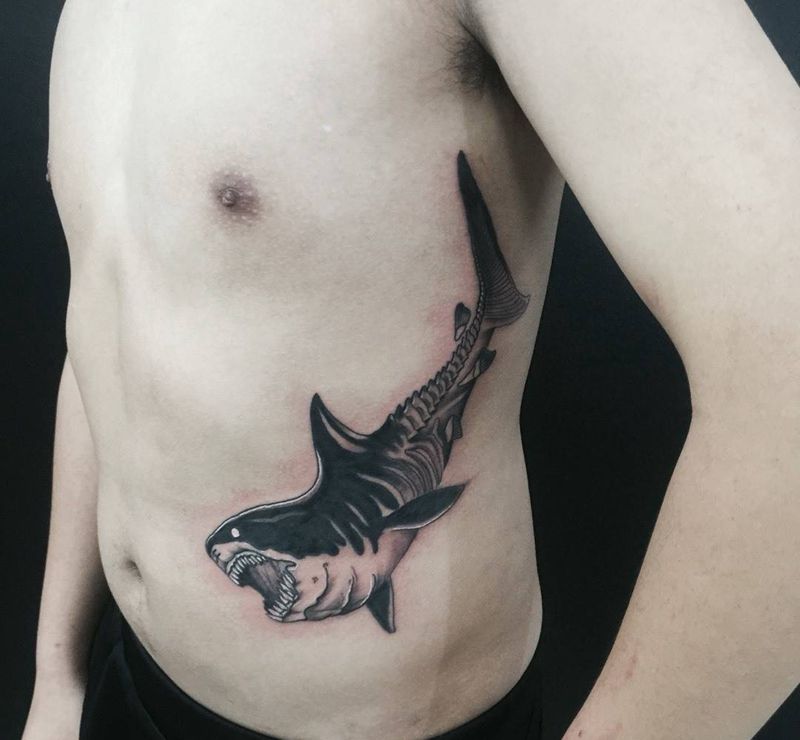 鲨鱼纹身图片_腰部成品欧美写实动物纹身图案