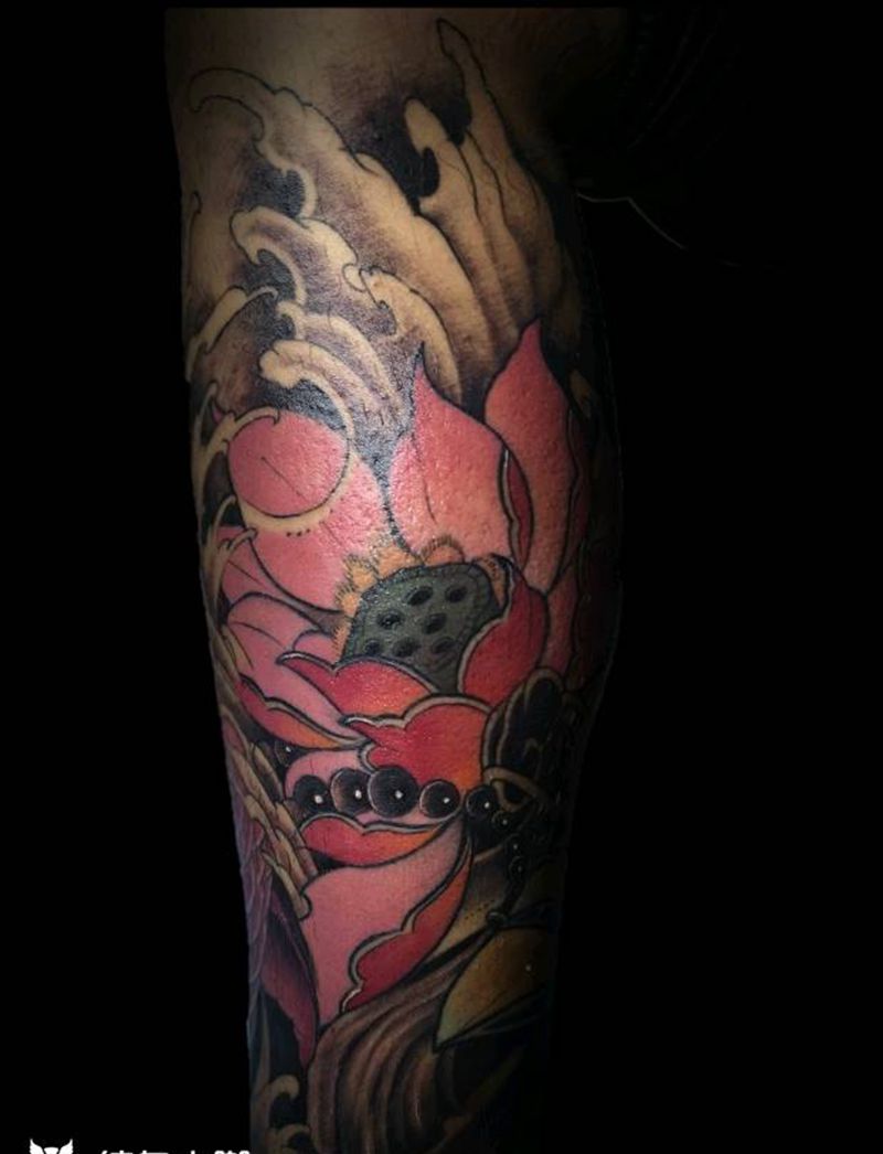 彩色荷花纹身图片_腿部新传统荷花纹身图案