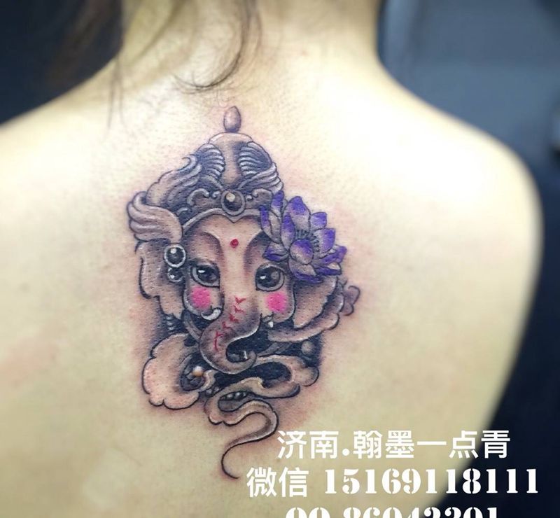 象神纹身图片_颈部清新宗教纹身图案