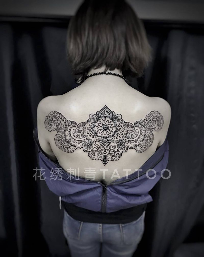 满背第一步纹身图片