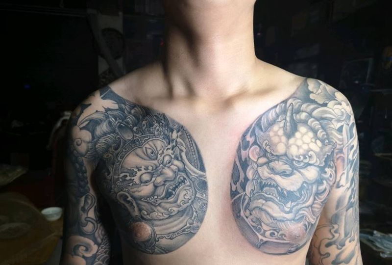 前胸双半甲纹身图片_胸部新传统纹身图案