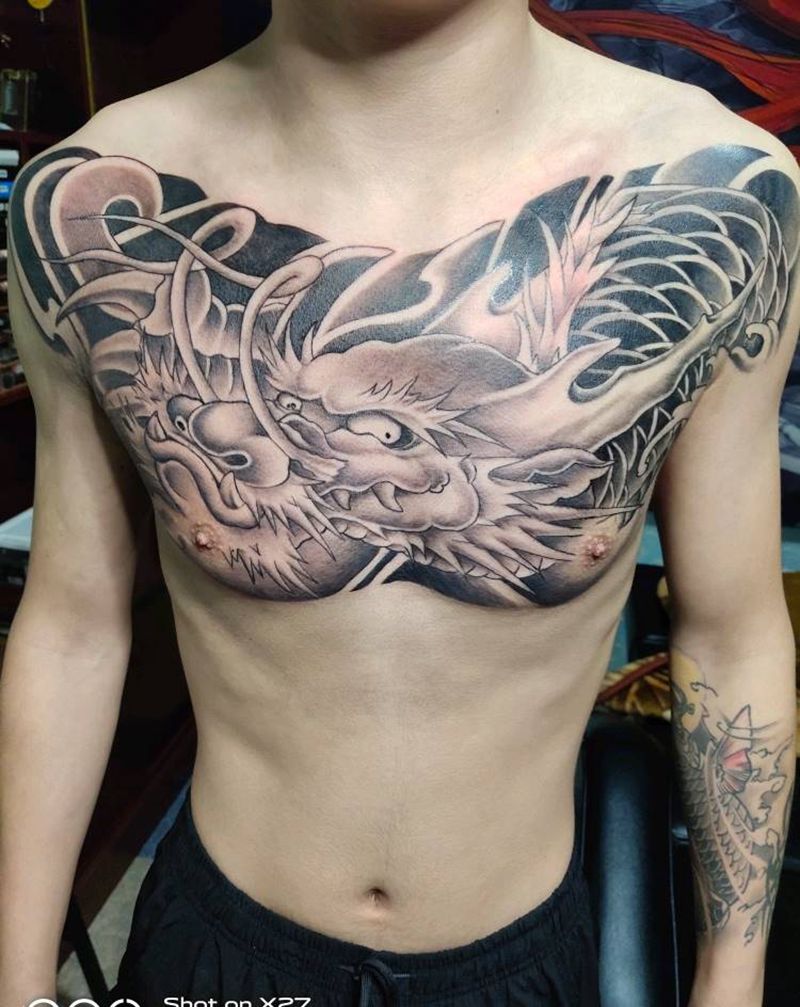 花胸龙纹身图片_胸部老传统纹身图案