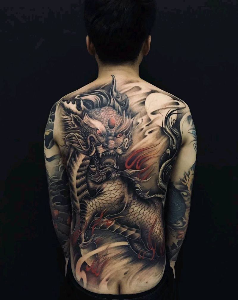 麒麟背纹身图片_臀部背部水墨新传统纹身图案