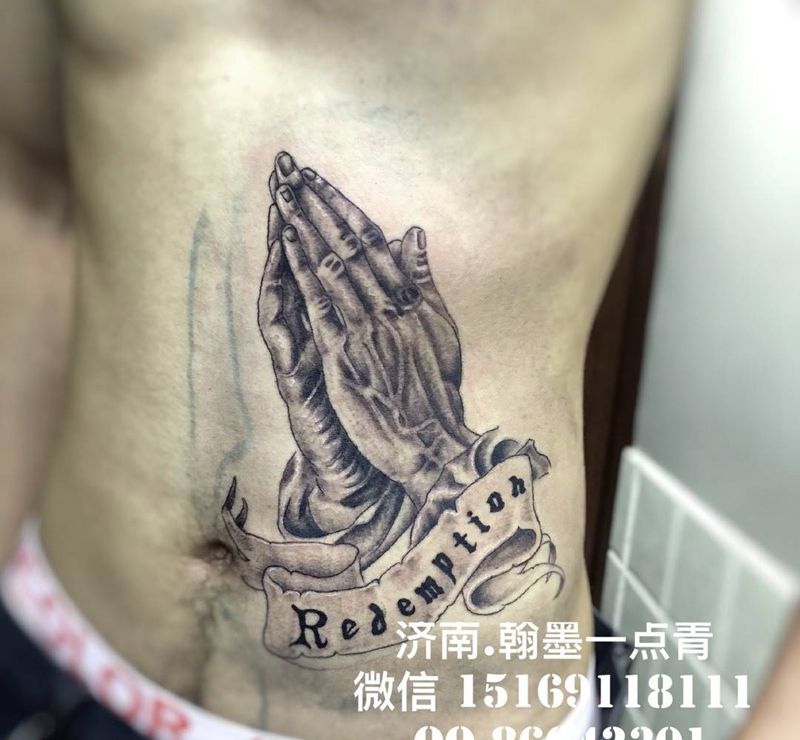 祈祷之手纹身图片_腹部写实纹身图案