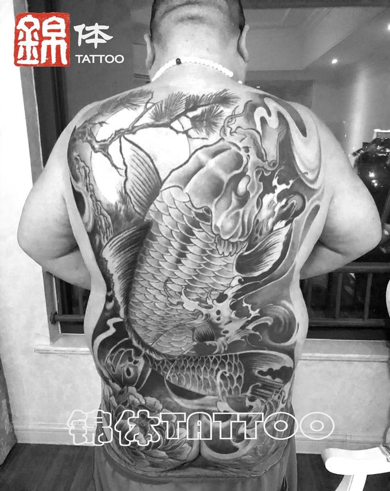 满背包屁股锦鲤纹身图片