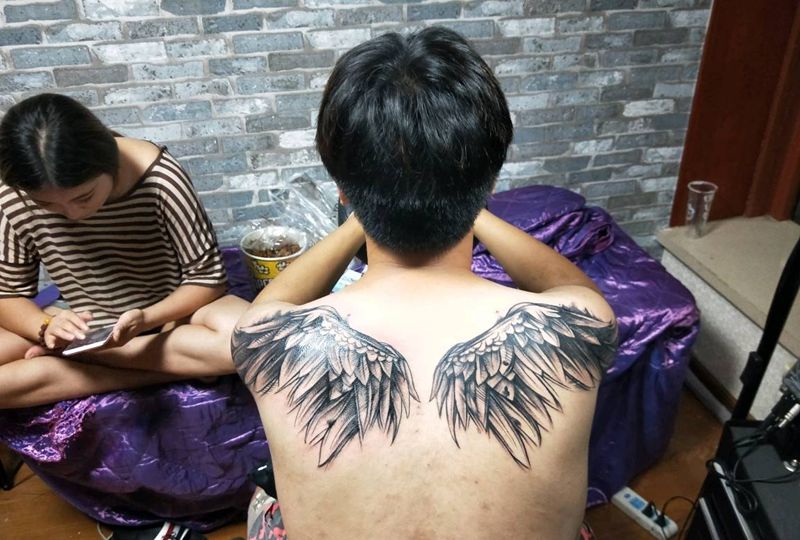 翅膀纹身图片_背部水墨欧美写实纹身图案