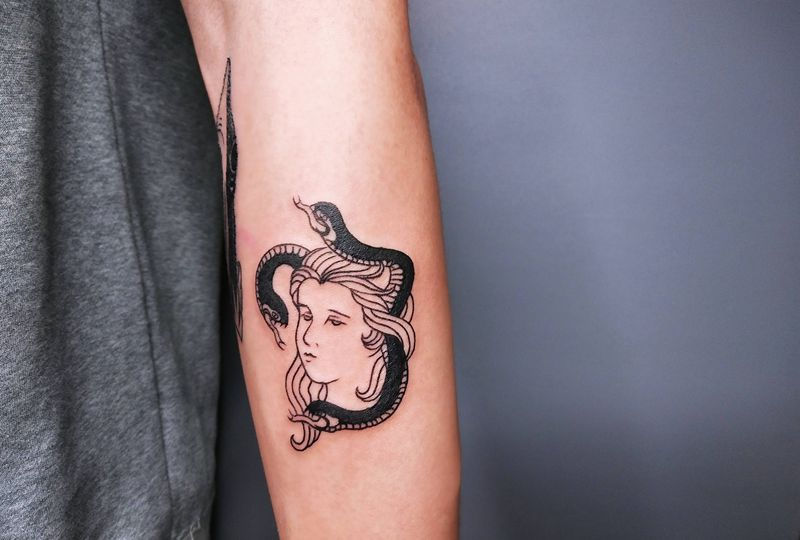 迷你美杜莎纹身图片_手臂Old School美杜莎纹身图案
