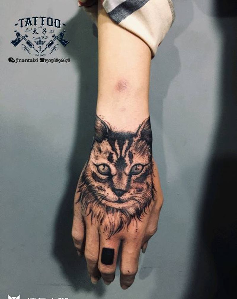 猫纹身图片_手部点刺纹身图案