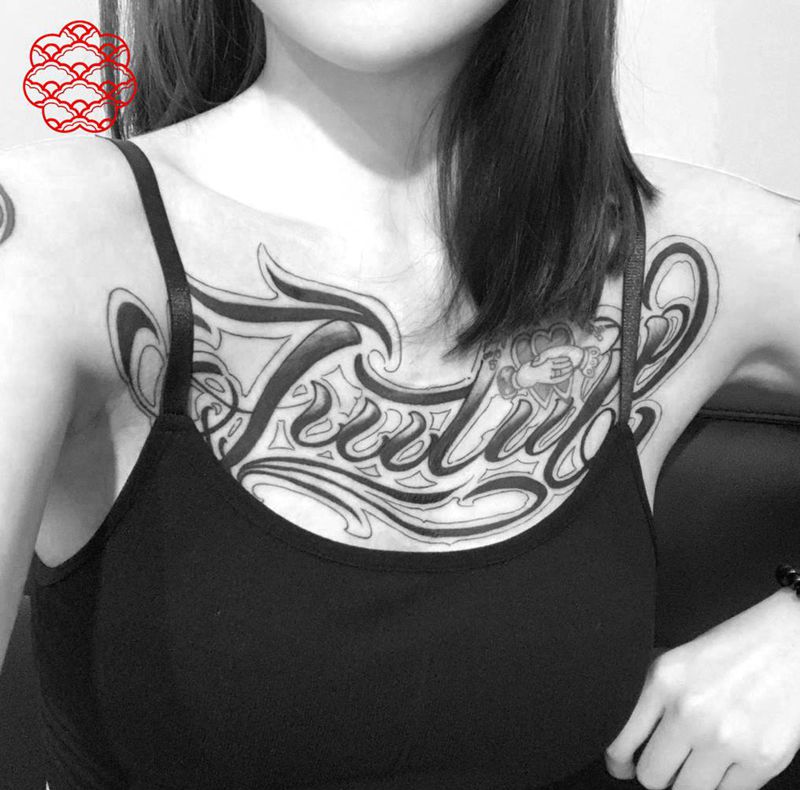 花胸纹身图片_胸部花体字纹身图案