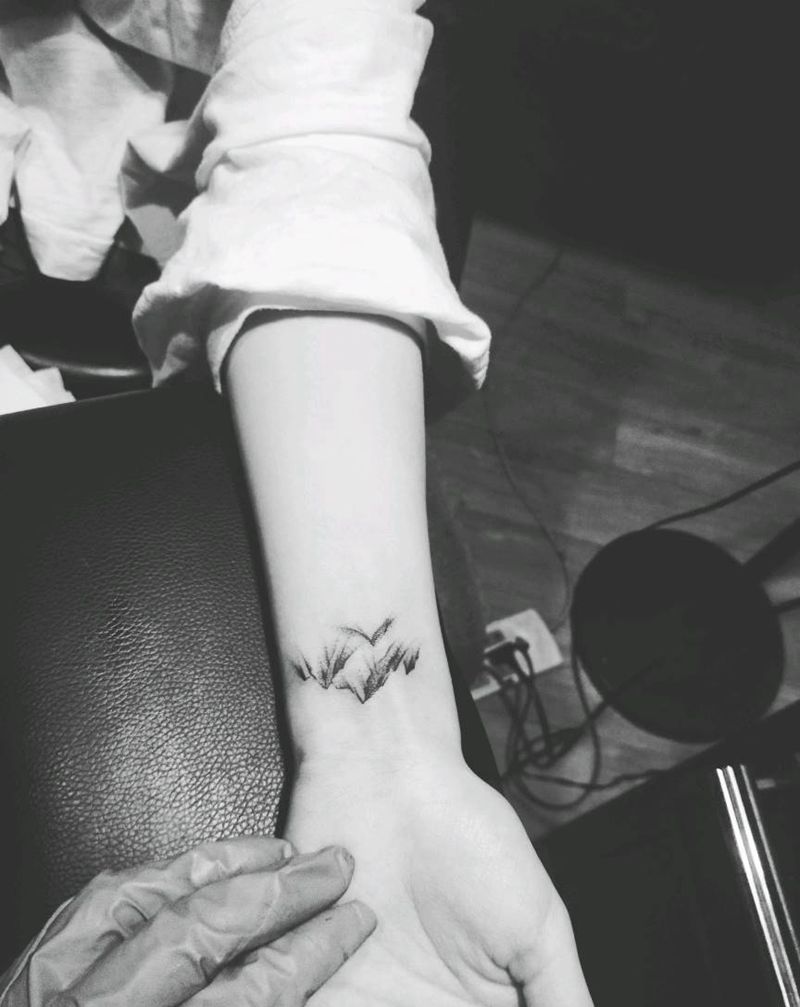 山纹身图片_手部点刺几何纹身图案