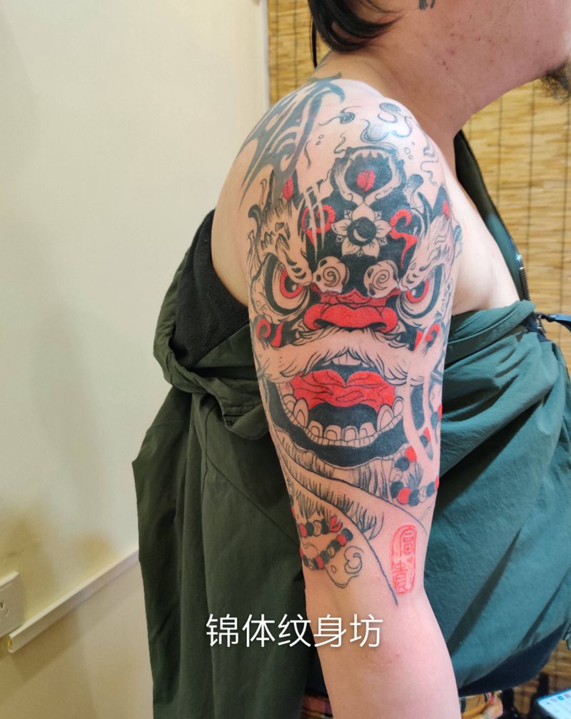 醒狮纹身图片_红黑纹身图案