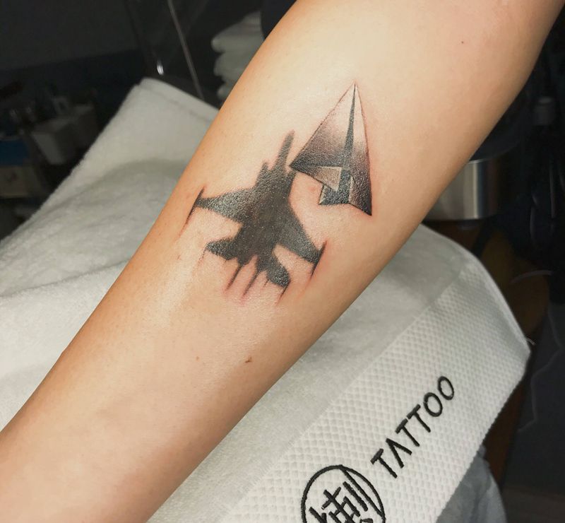 飞机纹身图片_手臂几何欧美写实纹身图案