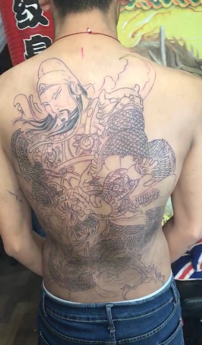 满背关公线条纹身图片