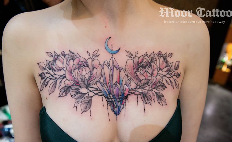 彩色花胸纹身图片_胸部水彩New School纹身图案