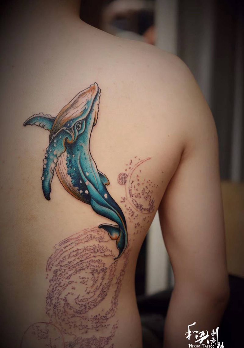 《鲸吞》第二天纹身图片_背部水彩纹身图案