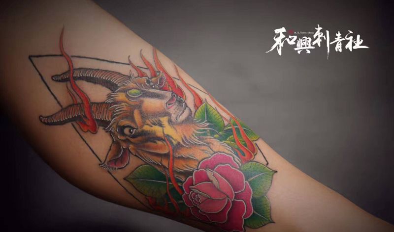 《羊姐》纹身图片_腿部手臂新传统New School彩色花腿羊纹身图案