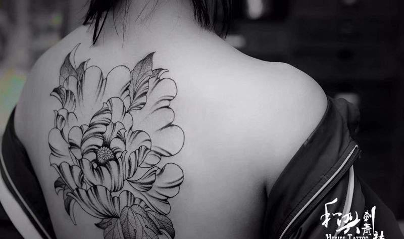 《海·牡丹》纹身图片_背部肩部点刺图腾牡丹花牡丹纹身图案