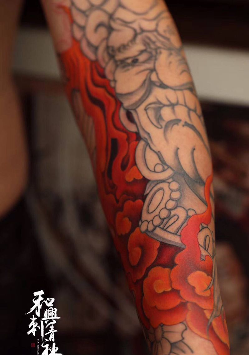 《火》纹身图片_手臂新传统火花臂纹身图案