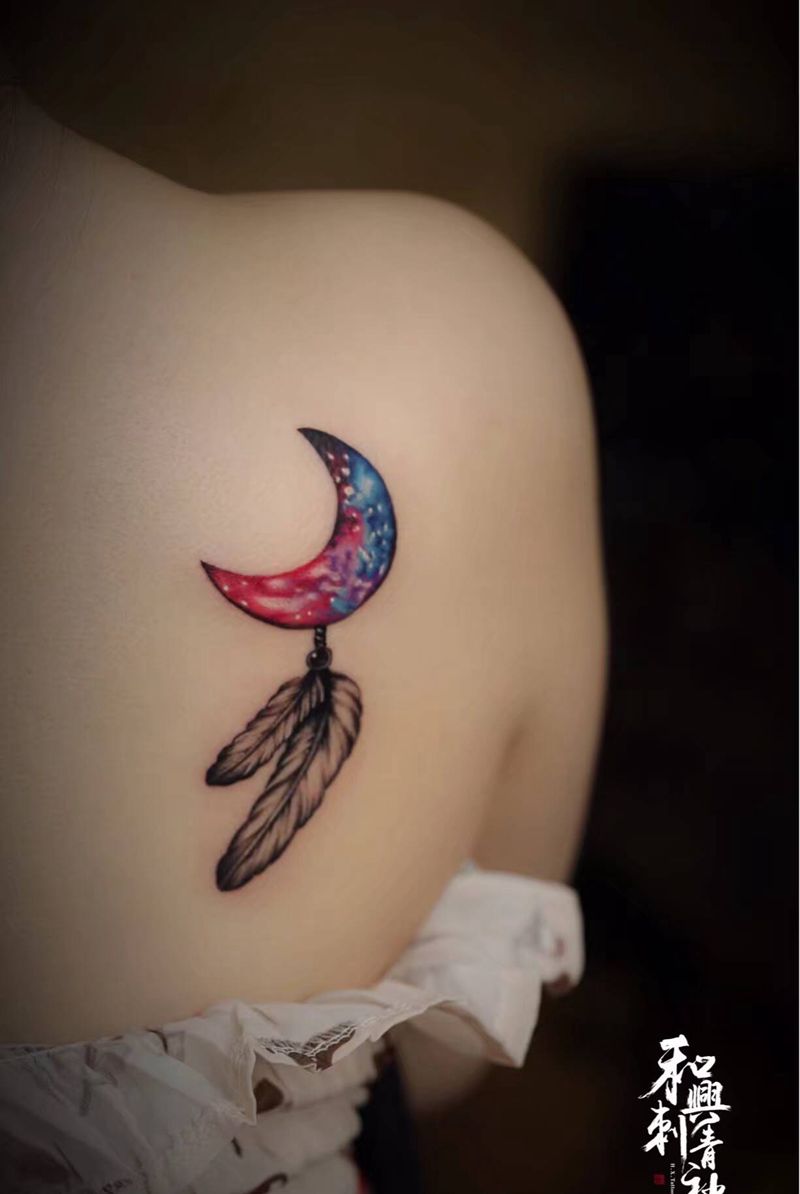 《飞翔的梦》纹身图片_肩部背部水彩欧美写实星空月亮羽毛纹身图案