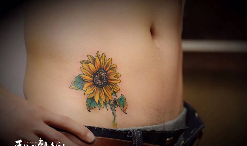《微笑》纹身图片_腹部腰部欧美写实水彩花向日葵阳光纹身图案